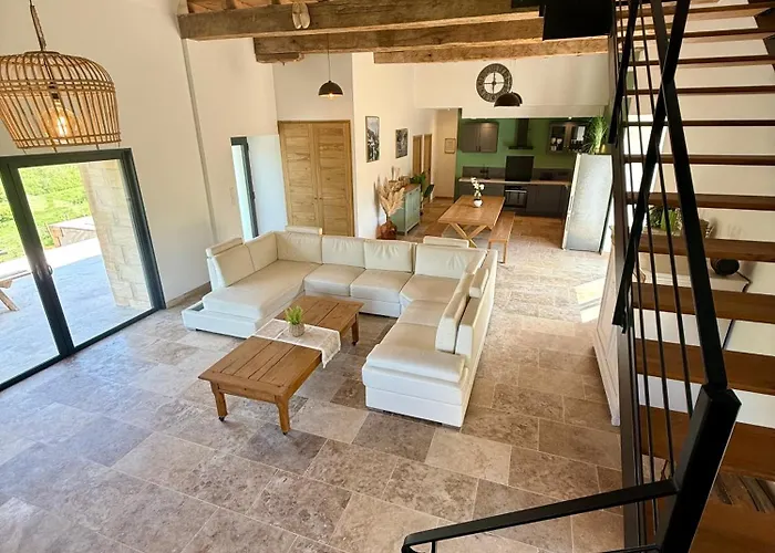 펜션 De Charme Avec Piscine 4 *